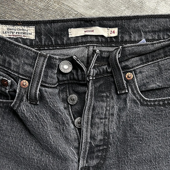 Levi’s Distressed Denim - Picture 4 of 4